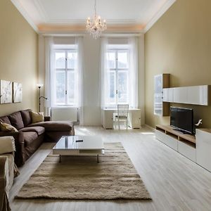 Spacious Riverside Residency - Magnificent View